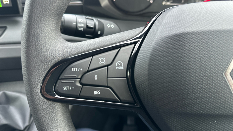 Renault Master Mwb Diesel Fwd MM35 Blue dCi 130 Advance Medium Roof Van